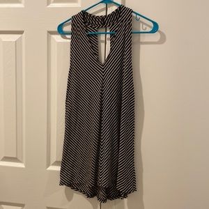 Sleeveless jersey tank blouse.
